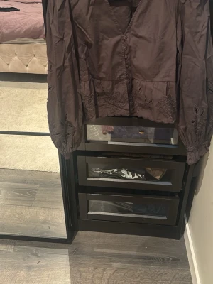 Brun blus med broderade detaljer -  En snygg brun tröja från Gina Tricot använd en eller två gånger nytt skick. Skriv om ni har funderingar eller frågor💕💕