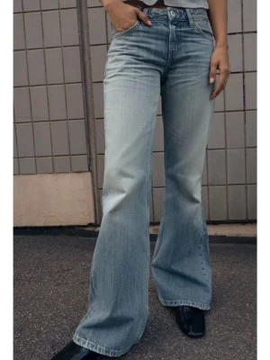 Ljusblå bootcut jeans - Söker dessa jeans