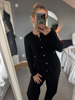 Kofta med guldknappar från Zara - Svart kofta med guldknappar från Zara, superbra skick!