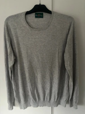 Alan Paine tröja 50 (M) - Elegant populär grå finstickad Alan Paine tröja i storlek M. Superfint skick och sitter grymt en helt otrolig tröja helt enkelt, perfekt året om!