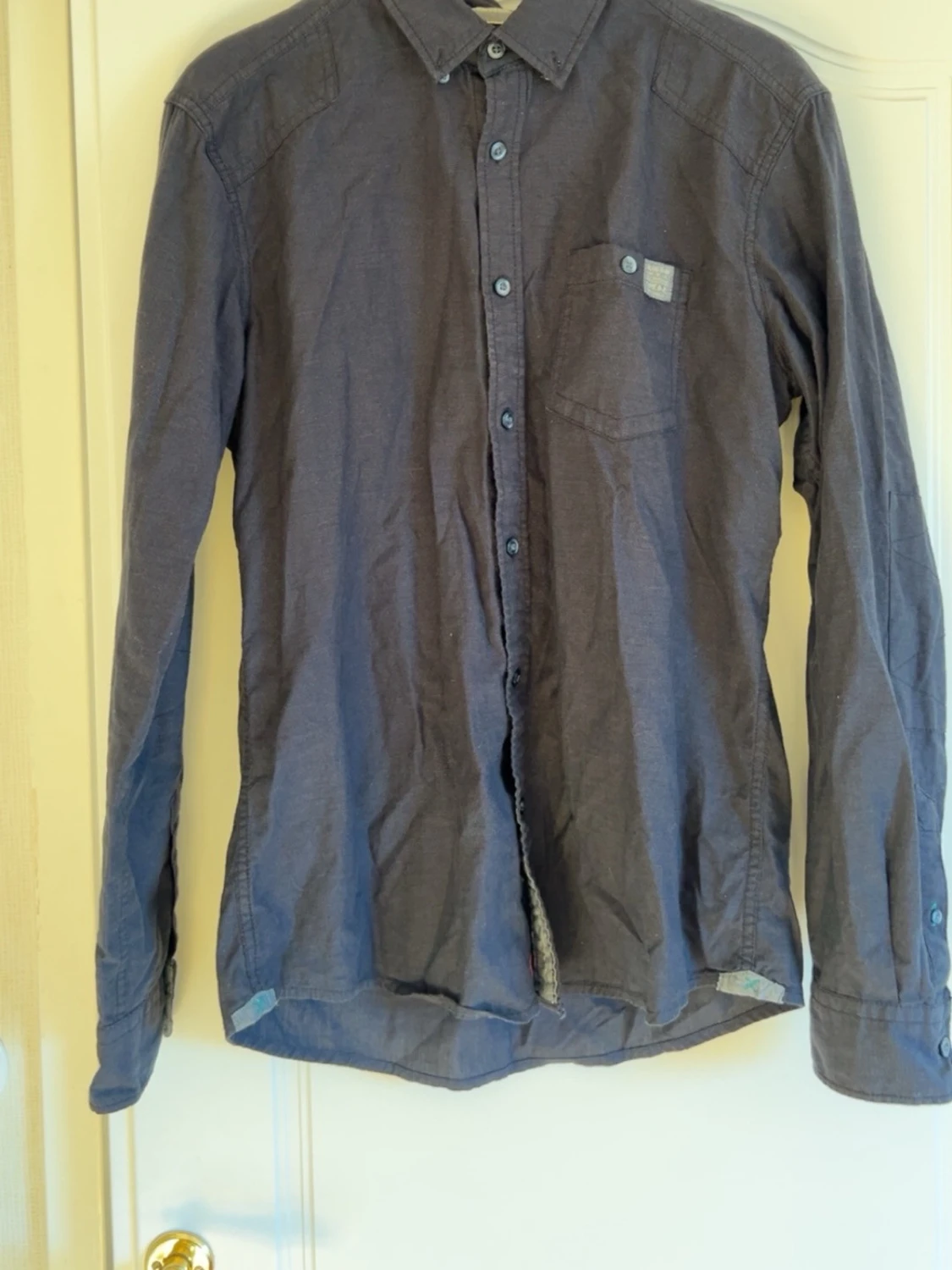 Mörkblå skjorta med knappar