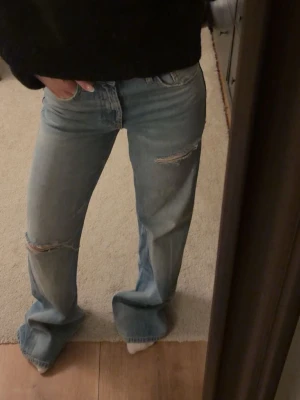 Zara midwaist jeans med hål - Midwaist jeans med hål från Zara. Så snygga men för långa för mig som är 160. Skulle säga att de passar någon upp till 165 utan problem! Använda 1 gång så jättefint skick. Storlek 32 så som XXS❤️