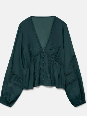 Supertrendig mörkgrön blus från Vero Moda – Helt ny med prislapp, storlek 38 - Trendig mörkgrön blus från Zara med v-ringning, dekorativa knappar framtill och spetsdetaljer längs sömmarna. Blusen har långärmade ballongärmar och är tillverkad i ett tunt, luftigt tyg som ger en avslappnad men chic look.