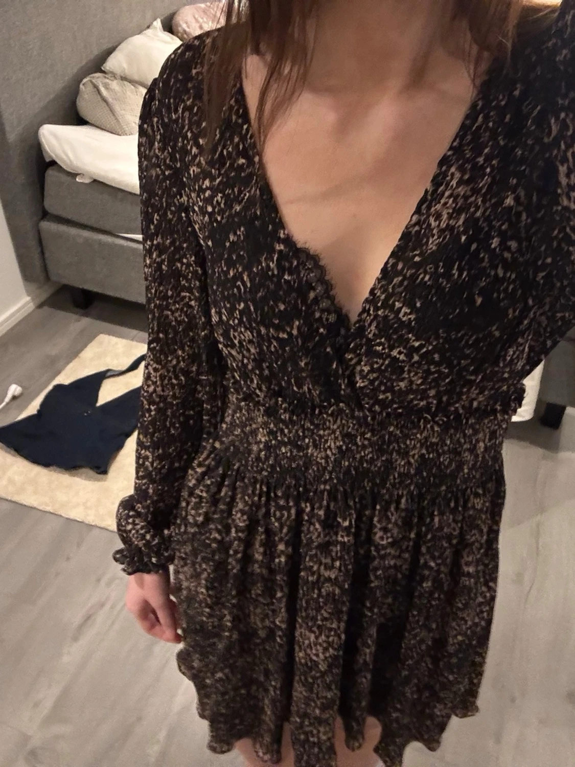 Svart mönstrad kortklänning - 1