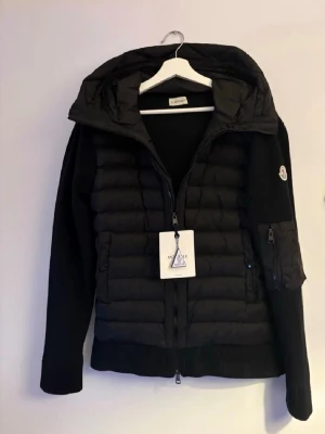  Cardigan  Moncler - Börja blir för lite för mig, priset går det diskuteras och kan byta……