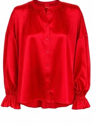 Röd sidenblus från Ane Mone - Stilren röd blus från Ane Mone i glansigt sidenmaterial. Blusen har knappar framtill, rundad halsringning och långa ärmar med volangdetalj vid ärmslut. Perfekt för dig som vill sticka ut med färg och elegans och Alla hjärtans dag. ❤️den storlek 38