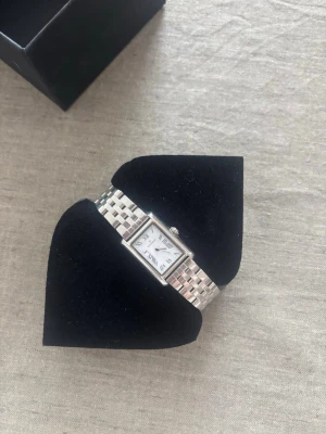 Mockberg silverfärgad klocka -  klocka från Mockberg med romerska siffror. Armbandet är i silverfärgad metall med klassisk länkdesign. 