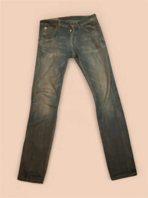 Dondup - Säljer ett par blå slim fit jeans med snygga slitningar och dragkedjor på bakfickorna. Klassisk femficksmodell med låg midja och raka ben. Perfekta till sneakers eller boots för en cool vardagslook. Ursprung pris ca 2500kr