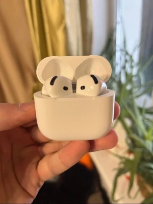 AirPods 4 - Säljer ett par vita Apple AirPods 4 med tillhörande laddningsetui. Hörlurarna är kompakta, har en stilren design och är tillverkade i blank plast. Perfekta för musik, poddar och samtal med smidig trådlös anslutning.