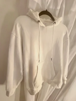 Vit hoodie - En clean vit hoodie med huva och dragsnören från Zara. Hoodien har en ficka framtill, väldigt skön och mysig. Knappt använd 
