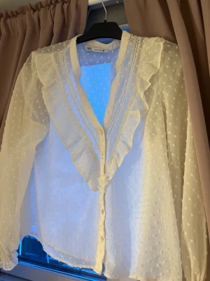 Vit volangblus - Knappt använd