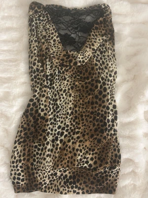 Leopard topp - Så snygg leopard topp med spets i ryggen. En del trådar sticker ut från spetsen. Strl S/M