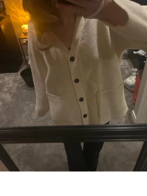 Kofta med knappar - 50% ull kofta från Zara, helt slutsåld!                      Aldrig använd, nypris: 699. Väldigt skön och lapp samt låda är kvar. S och lite oversized❣️FRI FRAKT IDAG 8/2