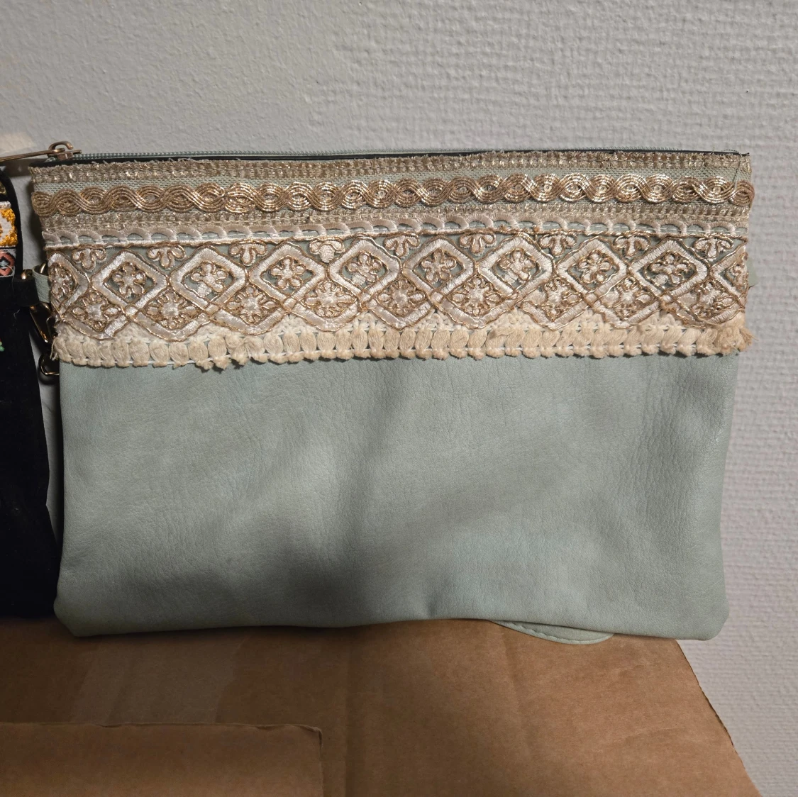 Två kuvertväskor med broderi och pärlor - 1