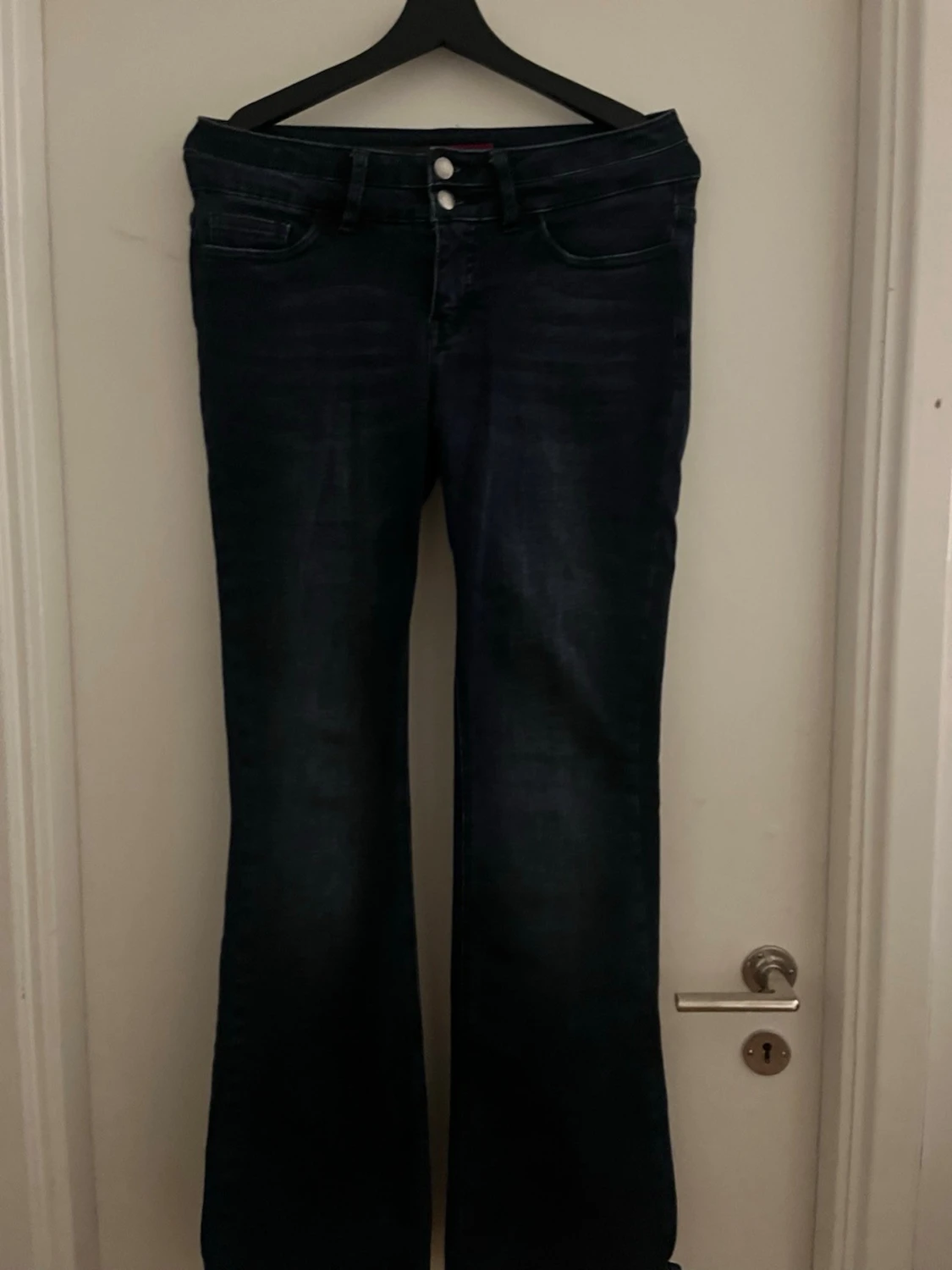 Mörkblå bootcut jeans med dubbla knappar - 1