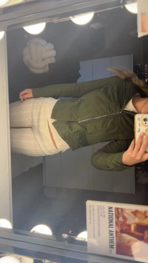 Militär Grön jacka  från G-Star Raw - Säljer en snygg militär grön jacka från G-Star Raw i storlek S. Jackan har dragkedja framtill, ståkrage och två fickor med lock. 