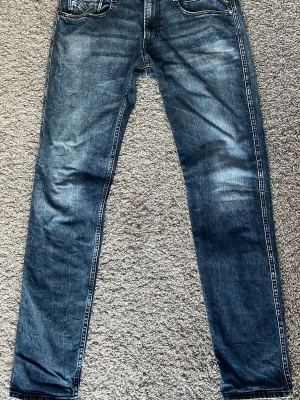 Unika Replay anbass - Unika blåa replay jeans med vita tvättningar och slitningar. Jeansen är i bra skick. Storleken är 33/34 men skulle säga att dem passar mer 32/34. Hör av dig vid frågor eller prisförslag!