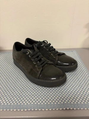 Lanvins - Säljer dessa feta Lanvins. Storlek 42 De är i väldigt bra skick. Original lådan medföljer.                                        Hör av er vid några frågor! 😇