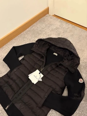 Moncler cardigan  - Tjena👋 säljer min helt nya moncler cardigan. Jackan har fungerande nfc och qrkod. Priset kan diskuteras och om du undrar något skriv bara