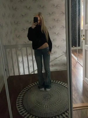 Blå bootcut jeans med låg midja - Snygga blå bootcut jeans med låg midja och använda Max 2 gånger . Jeansen har en lätt tvättad look och sitter tajt upptill med utsvängda ben. Perfekta för en trendig och avslappnad stil.