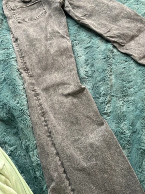 Grå jeans med low rise - Säljer ett par grå jeans med rak passform och hög midja. Jeansen har klassiska bakfickor och är tillverkade i ett mjukt denimtyg. Perfekta för en avslappnad och trendig look. Pris kan diskuteras 