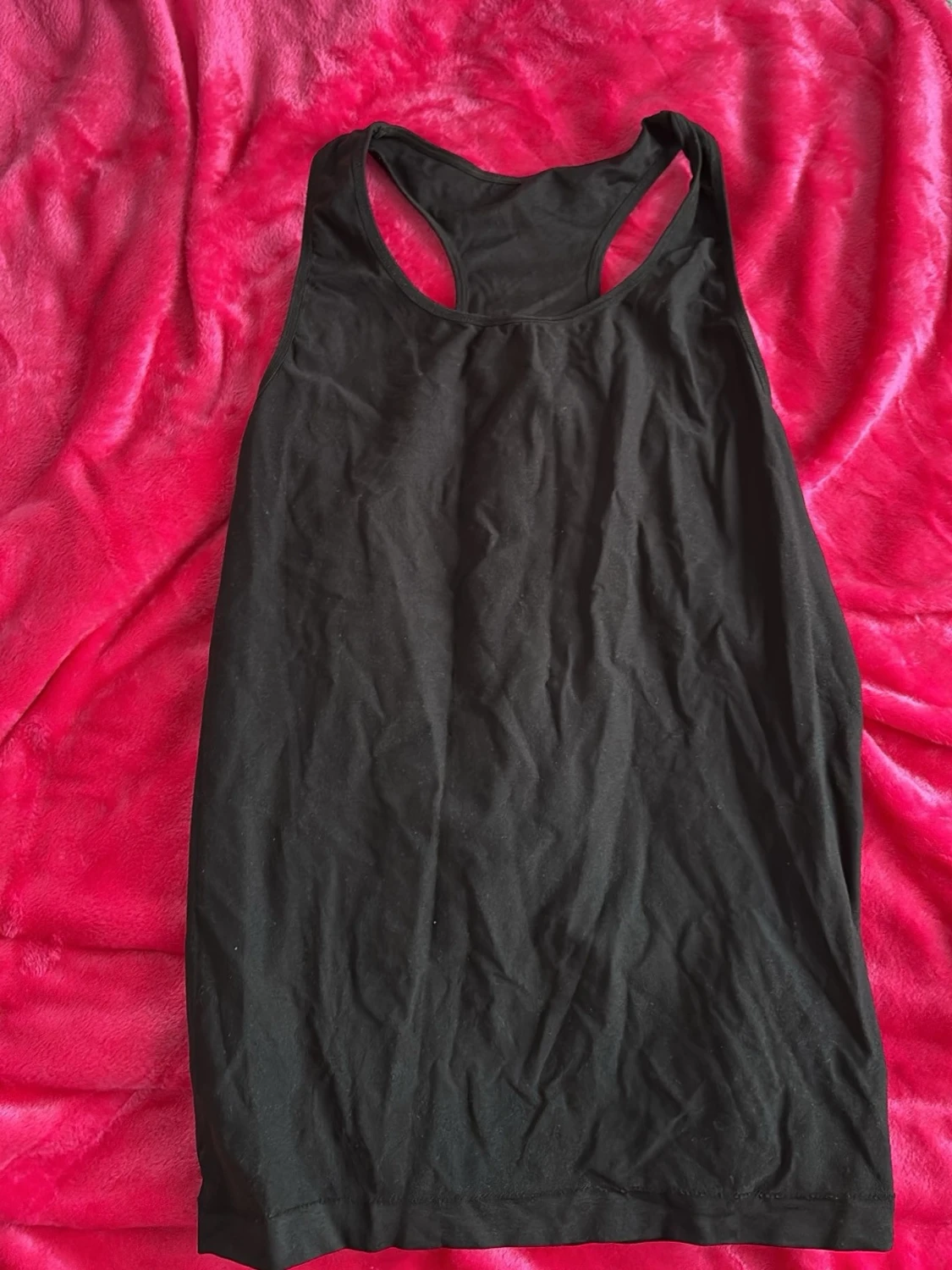 Svart ärmlös linnetopp