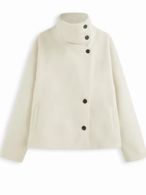 Vit kappa från Cider - Stilren vit kappa med hög krage och asymmetrisk knäppning med svarta knappar. Rak passform och två sidofickor, helt ny aldrig använd❤️