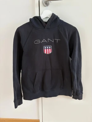 GANT hoodie storlek 158/164 - Snygg GANT hoodie i storlek 158/164cm💕 Den är tvättat många gånger så lite urtvättad men annars är skicket mycket fint och utan tydliga skavanker som fläckar, hål och nopprigt.  Kommer från rökfritt och djurfritt hem! Skriv om du vill ha fler detaljer som tex mått eller fler bilder☺️