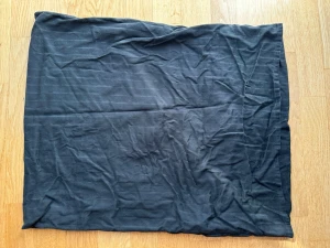 Randigt örngott från Åhlens - I bra skick, knappt använt  100% bomull Från Åhléns