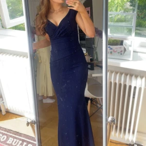 Mörkblå balklänning  - Jätte fin balklänning. Använd en gång. Nypris: 1000kr
