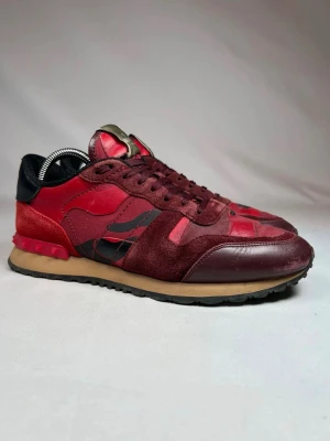 Valentino rockrunners - Ett par fräscha Valentino Rockrunners!! En av dem få snygga vinterskorna. Dem är vinröd svart med lite camo. Italiensk storlek 41 OBS så passar 42/41. Skick9/10!! 100% äkta!!!!!