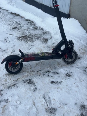 Svart elscooter med stora hjul - Säljer en svart elscooter med robust ram och stora däck, perfekt för att ta sig fram snabbt i stan. Scootern har en tydlig display och bred fotplatta för extra stabilitet. Passar dig som vill ha ett smidigt och miljövänligt transportmedel. Kan ej fraktas 1200watt 70 räckvidd 58KMH riktigt kraftig gått Endast.3 km 