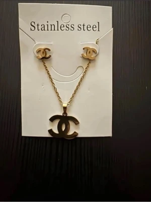 Guldaktigt smyckesset - Guldaktigt set med halsband och örhängen. Örhängen är med plopp baktill. Aldrig använt. Finns matchande armband längre ner bland mina annonser. 