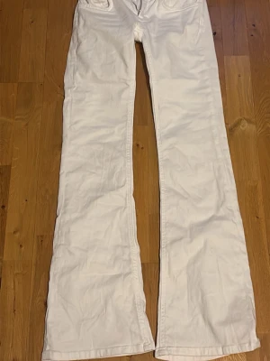 Vita bootcut jeans med låg midja från subdued. - Super fina jeans från subdued! 💖🫰🏻Väldigt bra skick har bara använt en gång. 
