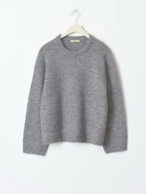 Grå stickad tröja med rund hals - Mysig grå stickad tröja med avslappnad passform och rund halsringning. Lite nopprig men annars inget tecken på användning