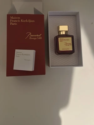 Maison Francis Kurkdjian Baccarat Rouge 540 - Lyxig parfym från Maison Francis Kurkdjian, Baccarat Rouge 540. Flaskan är fyrkantig i mörkrött glas med guldfärgat lock och etikett. Kommer i elegant röd och vit förpackning med guldtext. En exklusiv doft som verkligen sticker ut.