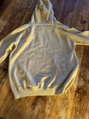 Beige kashmir hoodie  - En enkel och stilren begie kashmir hoodie med huva och långa ärmad hoodie