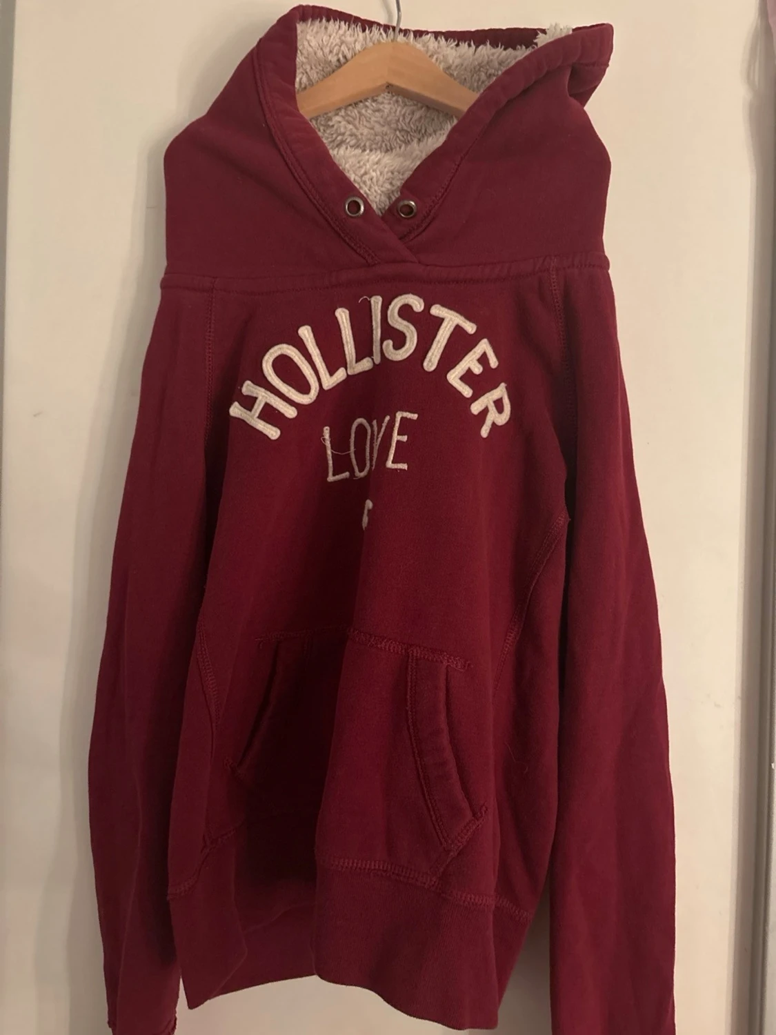 Vinröd hoodie från Hollister