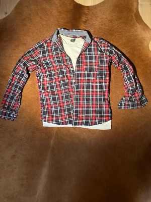 Rutig skjorta från Race Marine - Tja, säljer denna snygga rutiga skjorta som är riktigt najs att använda som Overshirt! Vid minsta fråga eller fundering hör av er🤠