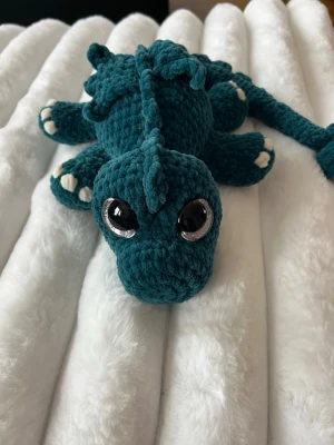 Mörkgrön virkad drake💚 - Denna söta drake letar efter sitt nya framtida hem💚 Denna är virkad med kärlek, jag älskar att virka💚 Den är virkad av mjukt garn från Rusta, hårda ögon som inte går att ta av. Den är cirka 56cm lång om man sträcker ut svansen🐉
