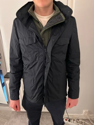 Aspesi fieldjacket - Säljer nu en helt ny Aspesi fieldjacket i skick 10/10 (modellnamn: aspesi minifield vento). Det är en tunn marinblå jacka som passar perfekt till nu våren! Jackan är i storlek: M Nypris: 7000kr Modellen är 180cm och väger 73kg Märke: Aspesi (Italienskt)