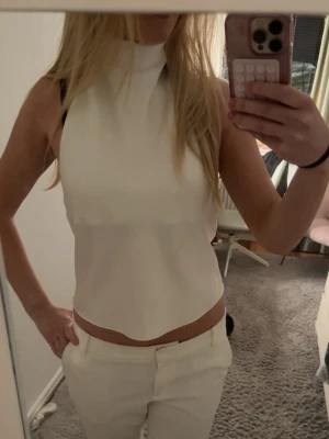 Vit silkes halterneck topp - Säljer denna helt oanvända halterneck toppen från Zara🌸Den sitter som en S/M, dm vid frågor eller för fler bilder❤️