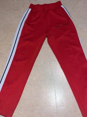 Palm angels byxor röda - Röda palm angels byxor jättesnygga 