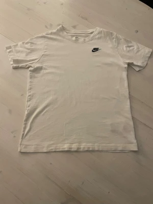 Nike tshirt (nyskick) - Knappt använd. Sitter som en xs men är XL i barnstorlek