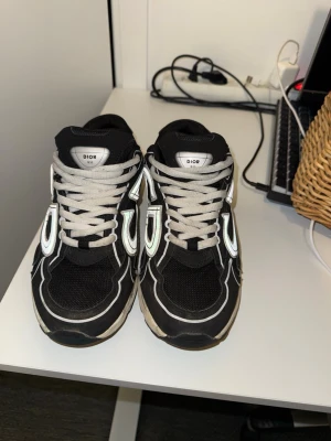 Dior b30 - Säljer ett par svarta Dior b30 i storlek 43, Skorna är i mycket bra skick och säljer dom eftersom dom inte gpr till användning längre, de ba att höra av om man har frågor. Tvättar dom innan jag fraktar