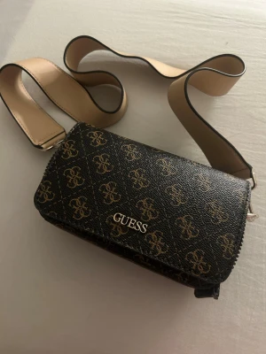 Guess axelväska  - Jätte fin och stilig axelväska från guess. Har använt väskan 1 gång förut alltså i perfekt skick. Hör av dig vid frågor💗