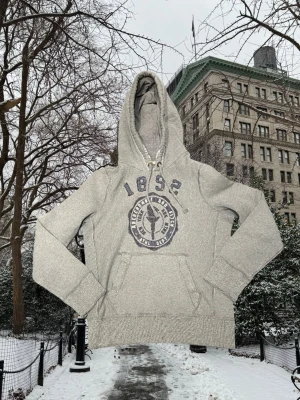 Abercrombie and fitch unik vintage hoodie - Abercrombie & Fitch – grå, size M. Unik archive-stil med clean passform. Svår att hitta modell i fint skick. Perfekt för en stilren och modern look. •	Storlek: M •	Färg: Grå •	Skick: Fint skick  Har du frågor eller vill ha fler bilder? Skriv gärna. ➕Följ mig på Plick för fler plagg.