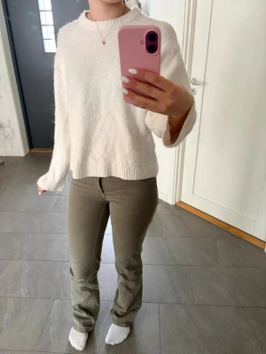 Vit stickad - Snygg vit stickan Wool Blend tröja från Gina Tricot i storlek S. Små teckan på användning men ingen man tänker på