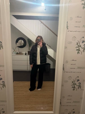 Svart pufferjacka från colmar  - Säljer en svart pufferjacka från colmar med klassisk quiltad design och hög krage. Jackan har en diskret logga på ärmen och dragkedja framtill. Perfekt för kalla vinterdagar och riktigt skön att bära. Är i stl 176 men passar xs/s. Endast använd en vinter så den har inga defekter. Pris kan diskuteras 