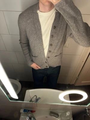 Grå Ull kofta  - Snygg ullkofta perfekt till vinter i storlek L från tyska märket Gweih & Silk. Skriv om du har några frågor 🙏